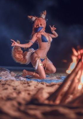 她从火光走来